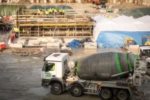 Szerelőbeton kivitelezése és vasszerelési munkálatok az 5. blokki munkagödörben 2026. január 19-én. Fotó: Paks II. Zrt.