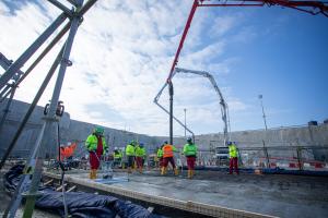 Szerelőbeton kivitelezése az 5. blokki munkagödörben. Fotó: Paks II. Zrt.