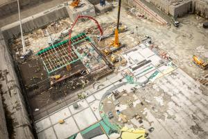 Work processes are taking place in parallel in the bayed excavation pit of Unit 5. Photo: Paks II. Ltd / Kövi Gergely Péter