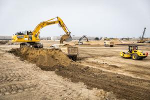 Soil excavation of unit 6 with the cut-off wall machine in the background - 09 10 2023 - Photo: Paks II. Ltd.